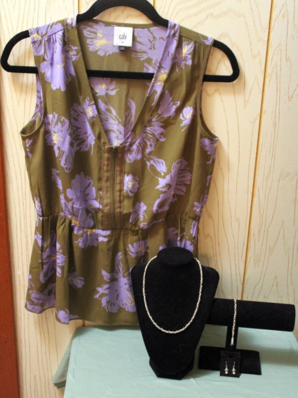 Cabi Women's Sleeveless Floral Blouse & Silver-Toned Jewelry Set